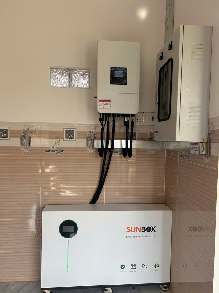 Lắp điện mặt trời kèm nhiều pin lưu trữ có giúp giảm tiền điện?- Ảnh 1.