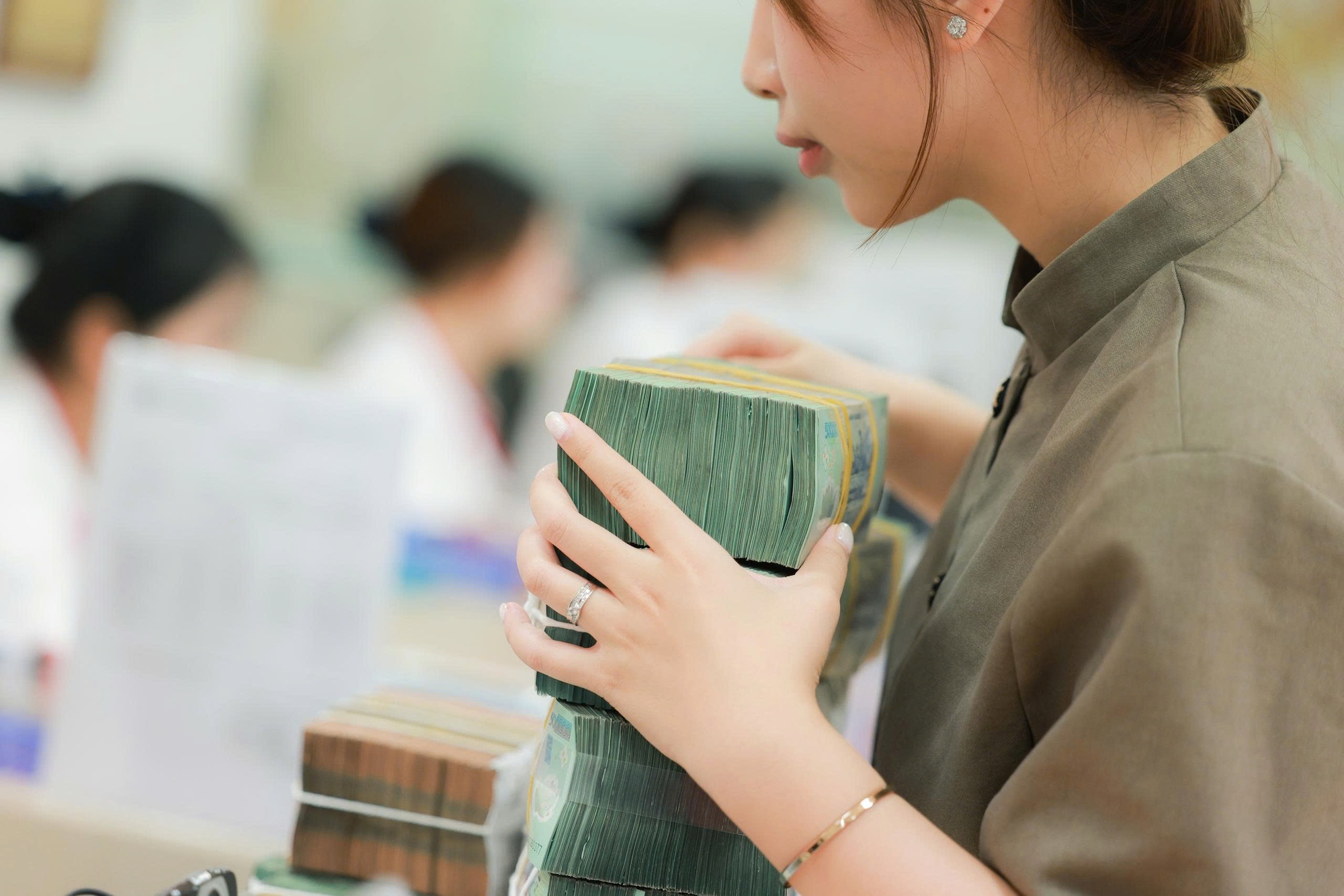 Một ngân hàng niêm yết lãi suất huy động 10%/năm - Ảnh 1.