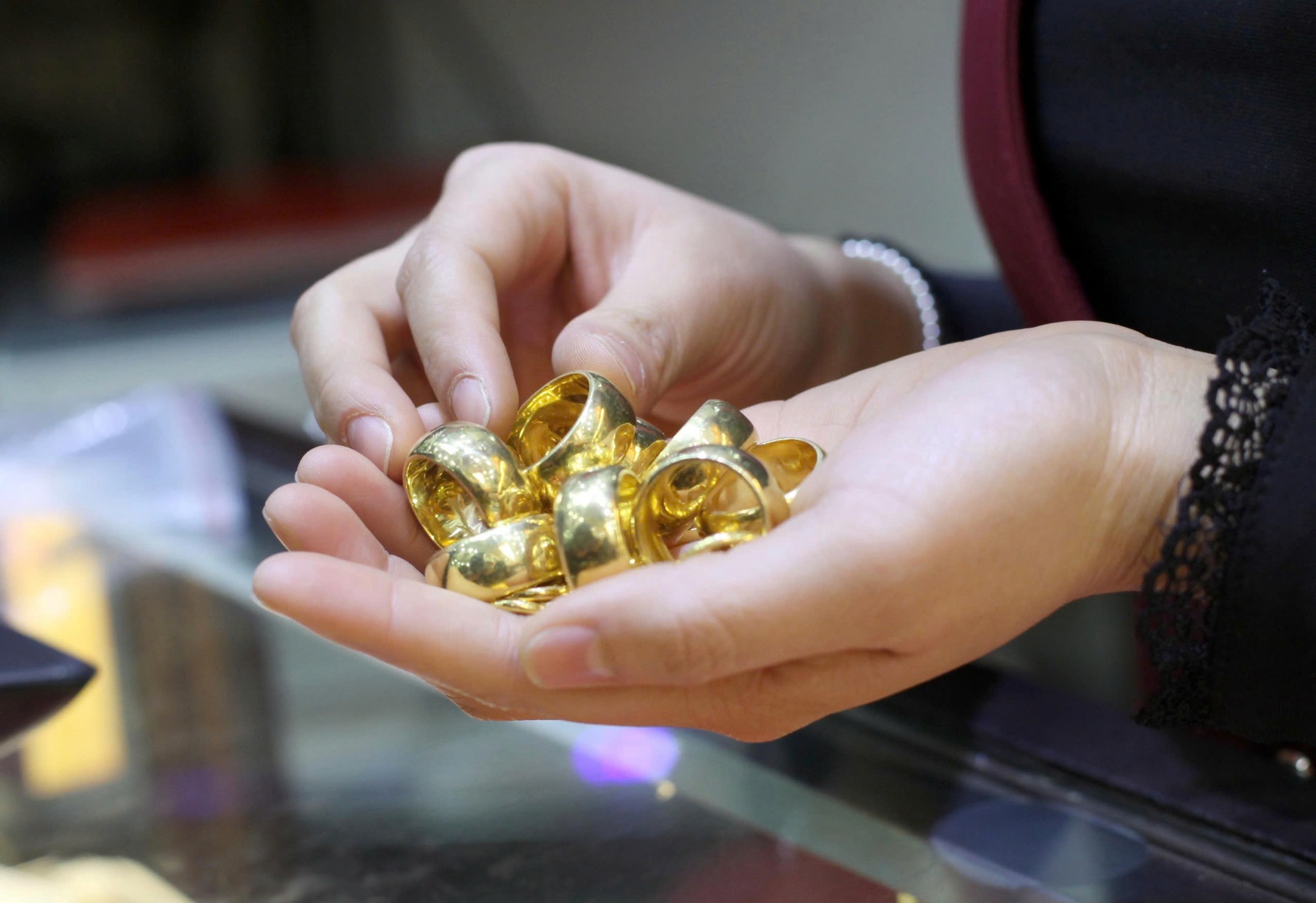 Sáng 6/4: Giá vàng nhẫn, vàng miếng đồng loạt giảm 19 Sáng 6/4: Giá vàng nhẫn, vàng miếng đồng loạt giảm - Ảnh 1.