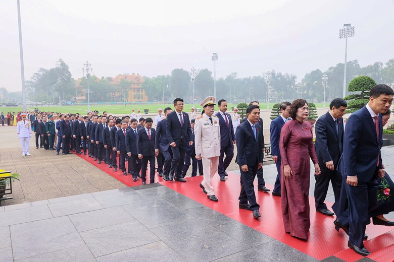 Lãnh đạo vào Lăng viếng Chủ tịch Hồ Chí Minh trước Kỳ họp Quốc hội 2026 - Ảnh 7.