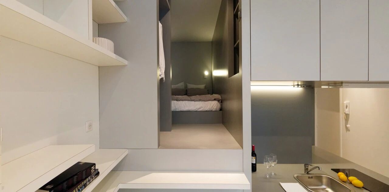 Căn hộ 27m² cũ nát lột xác khó tin: Nhét đủ giường đôi, bếp, bàn học trong 1 khối nội thất - Ảnh 2.