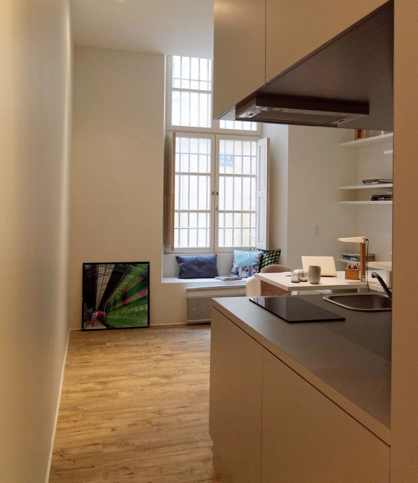 Căn hộ 27m² cũ nát lột xác khó tin: Nhét đủ giường đôi, bếp, bàn học trong 1 khối nội thất - Ảnh 4.