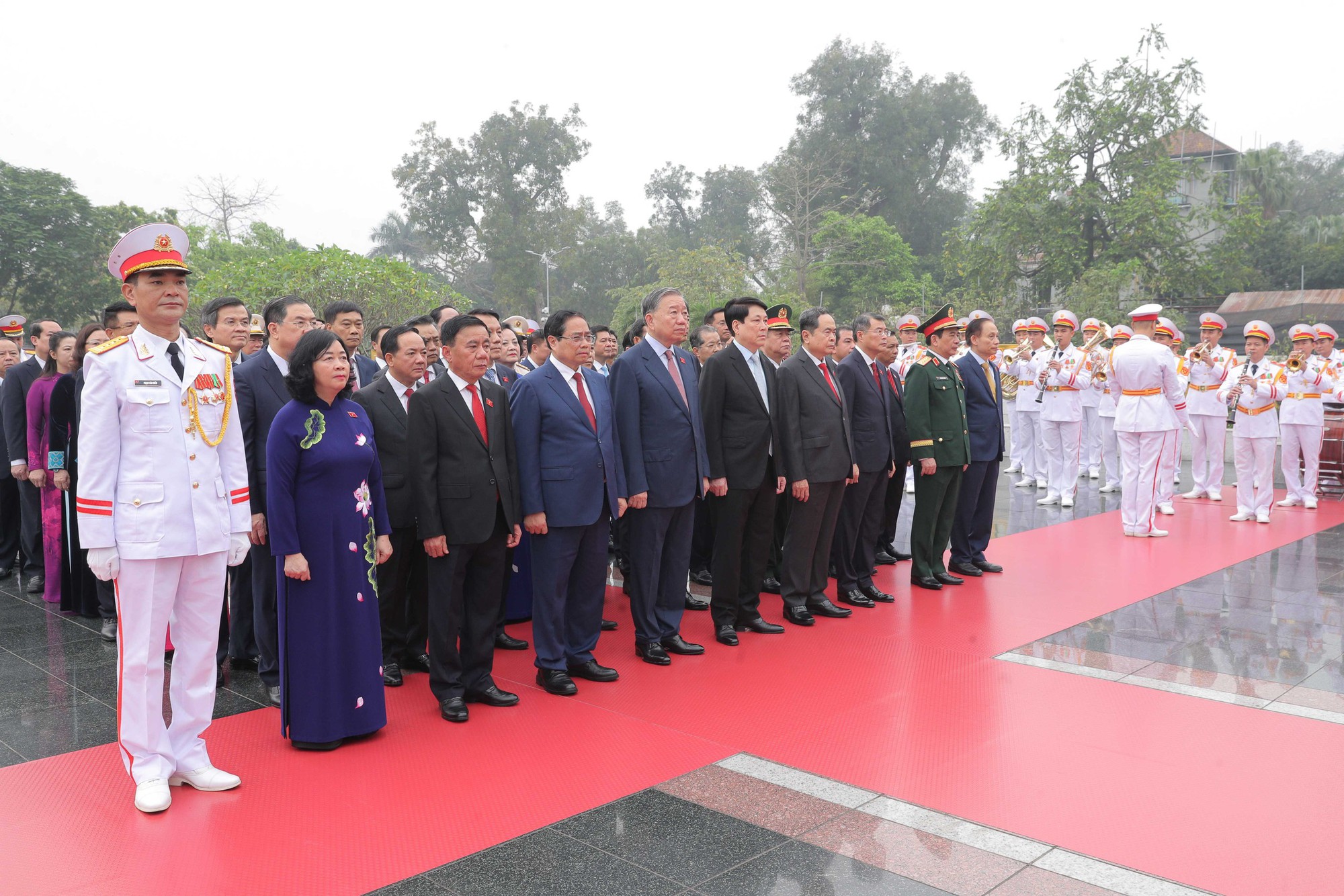Lãnh đạo vào Lăng viếng Chủ tịch Hồ Chí Minh trước Kỳ họp Quốc hội 2026 - Ảnh 6.
