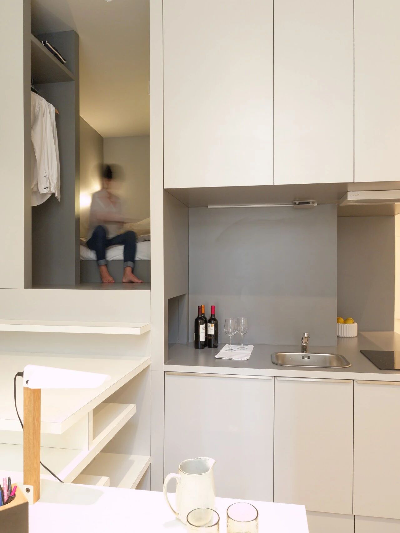 Căn hộ 27m² cũ nát lột xác khó tin: Nhét đủ giường đôi, bếp, bàn học trong 1 khối nội thất - Ảnh 3.