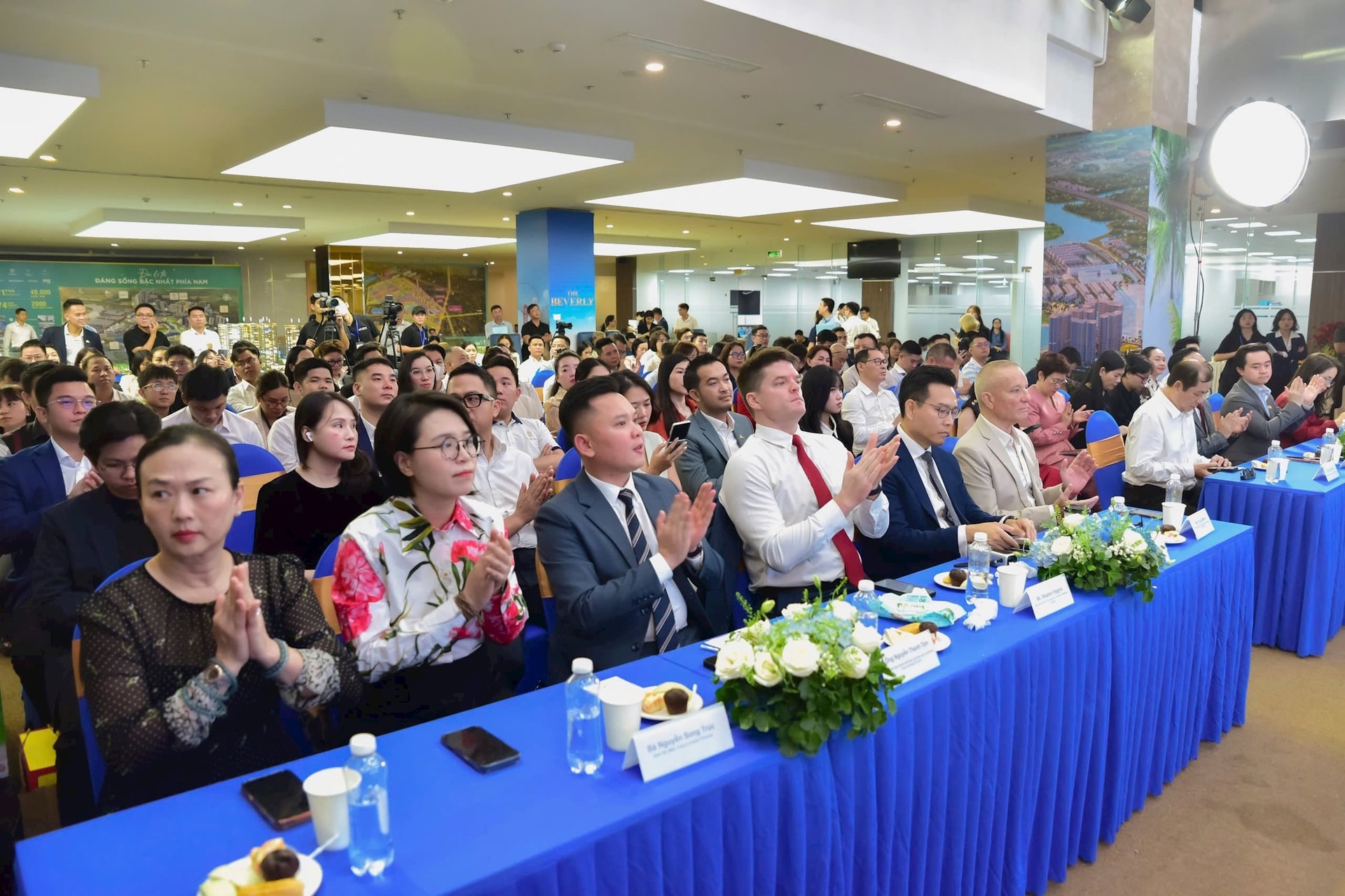 Việt Nam chuyển mình thành “điểm đến đầu tư toàn diện”, bất động sản hưởng lợi lớn- Ảnh 2.