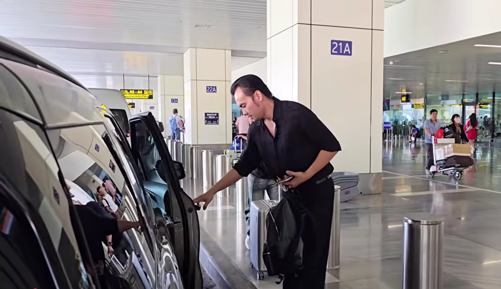 Nam NSƯT diễn ở Hải Dương xong vội bay về TP.HCM đến nhà Vũ Linh làm 1 việc giữa sóng gió dư luận- Ảnh 1.