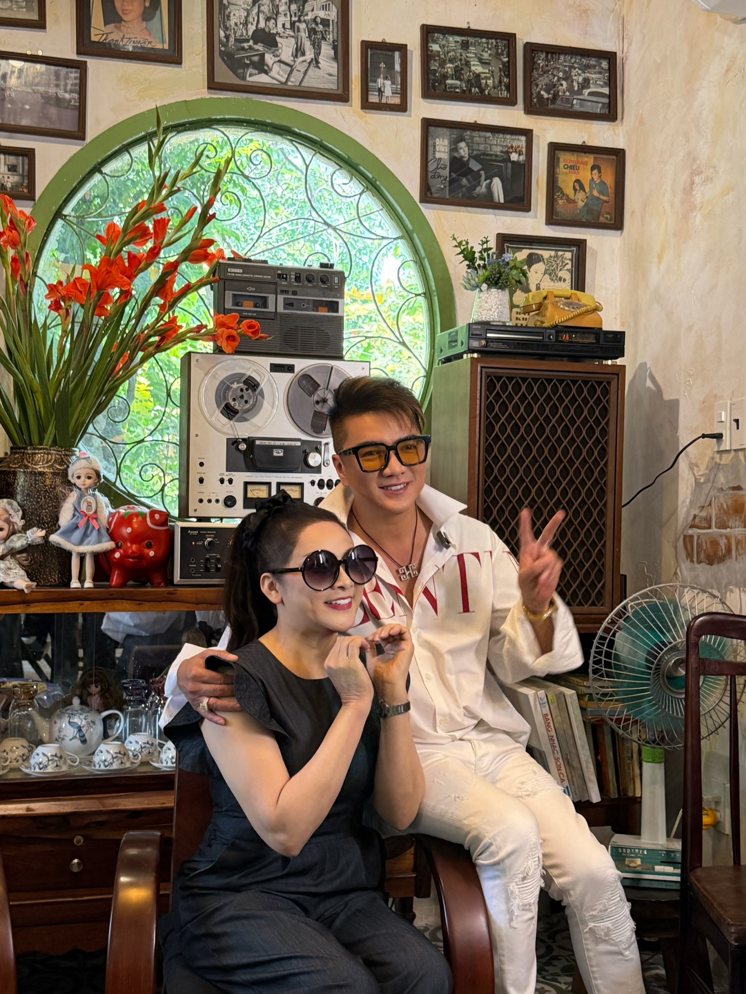 Nữ nghệ sĩ ở Mỹ về bí mật đến chỗ "ông hoàng nhạc Việt" một thời bán cafe, U60 vẫn được gọi là bé - Ảnh 2.