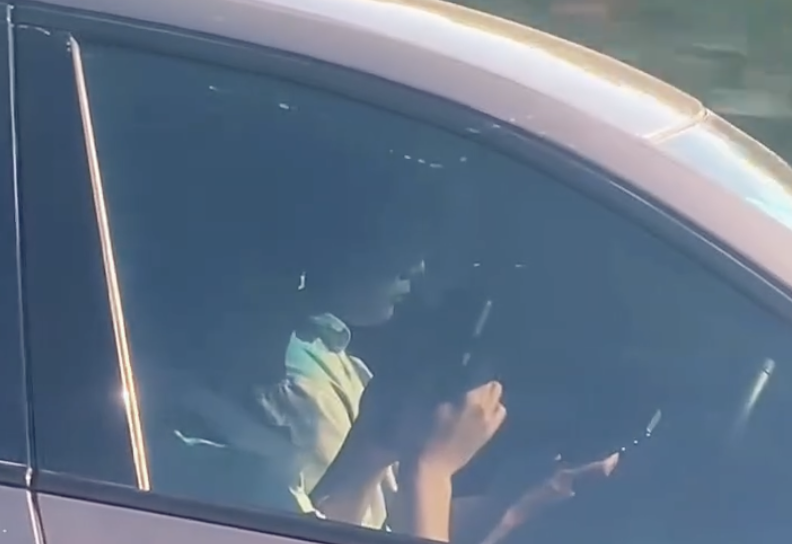 CSGT hoá trang, ghi hình tài xế ô tô dùng điện thoại khi lái xe - Ảnh 1.