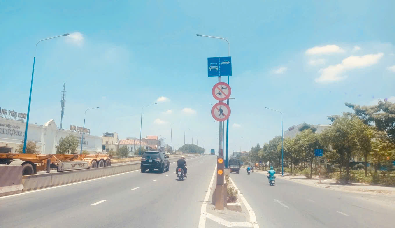 TP . HCM cấm xe máy chạy lên cầu vượt ngã tư 550 để đảm bảo an toàn giao thông - Ảnh 1.