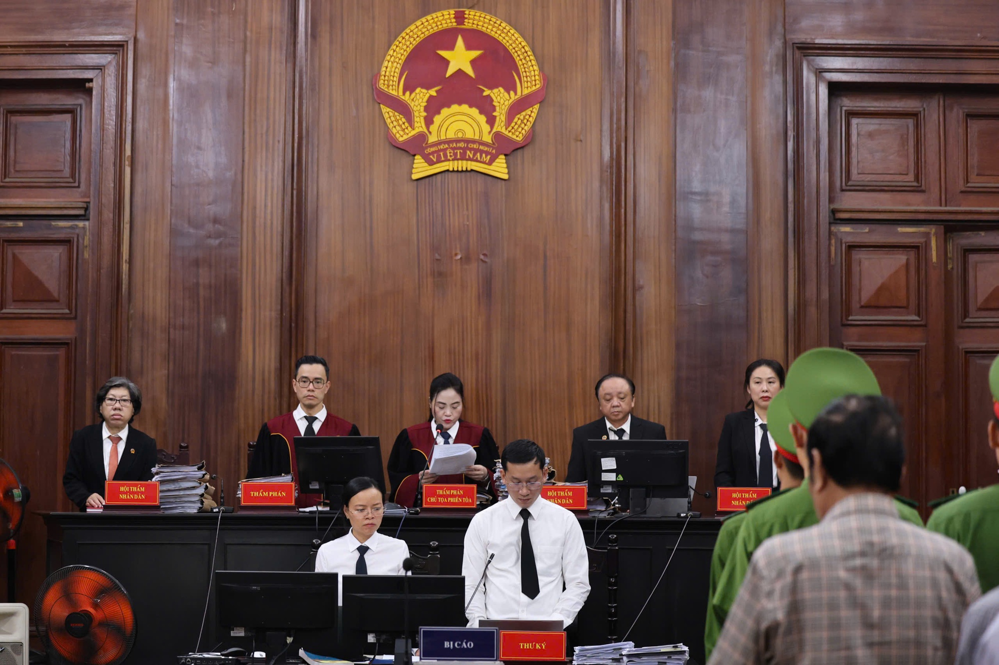 Bắt đầu xét xử 22 bị cáo "phù phép" khu đất 39-39B Bến Vân Đồn- Ảnh 1. Bắt đầu xét xử 22 bị cáo "phù phép" khu đất 39-39B Bến Vân Đồn- Ảnh 1.