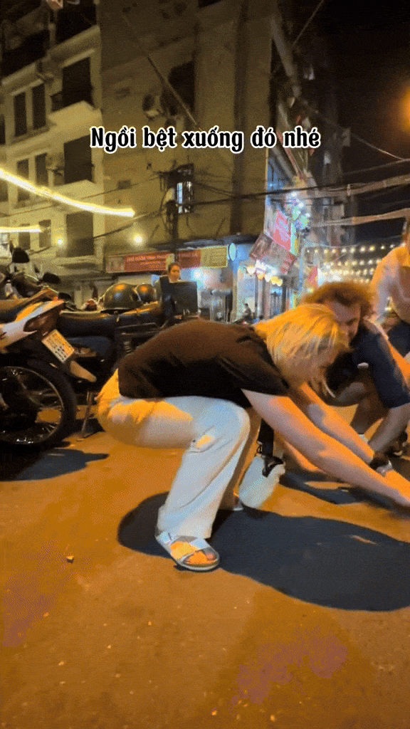 Khách Tây vừa quỳ vừa ăn ở quán vỉa hè TP.HCM: 