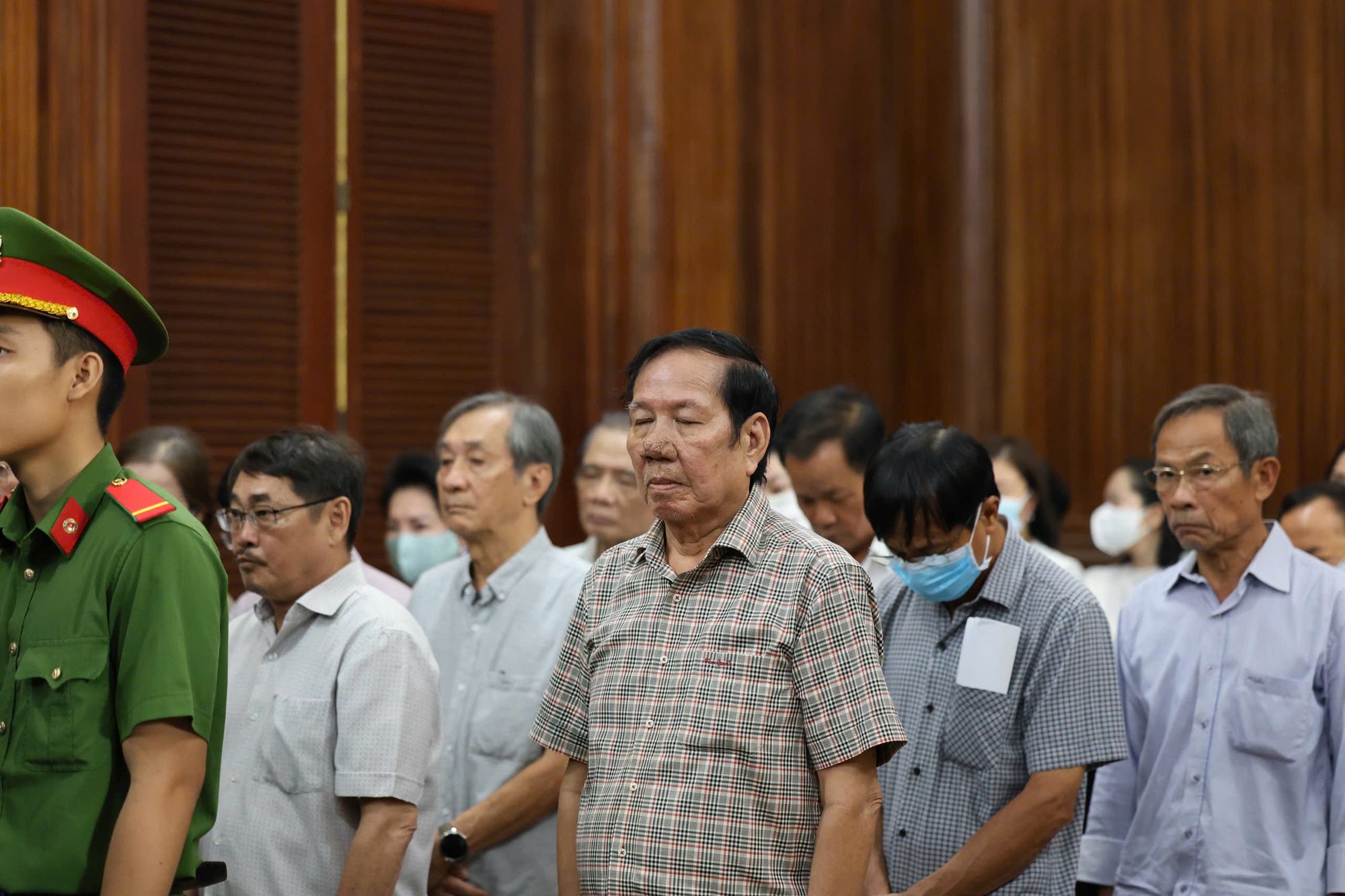 Bắt đầu xét xử 22 bị cáo "phù phép" khu đất 39-39B Bến Vân Đồn- Ảnh 2. Bắt đầu xét xử 22 bị cáo "phù phép" khu đất 39-39B Bến Vân Đồn- Ảnh 2.