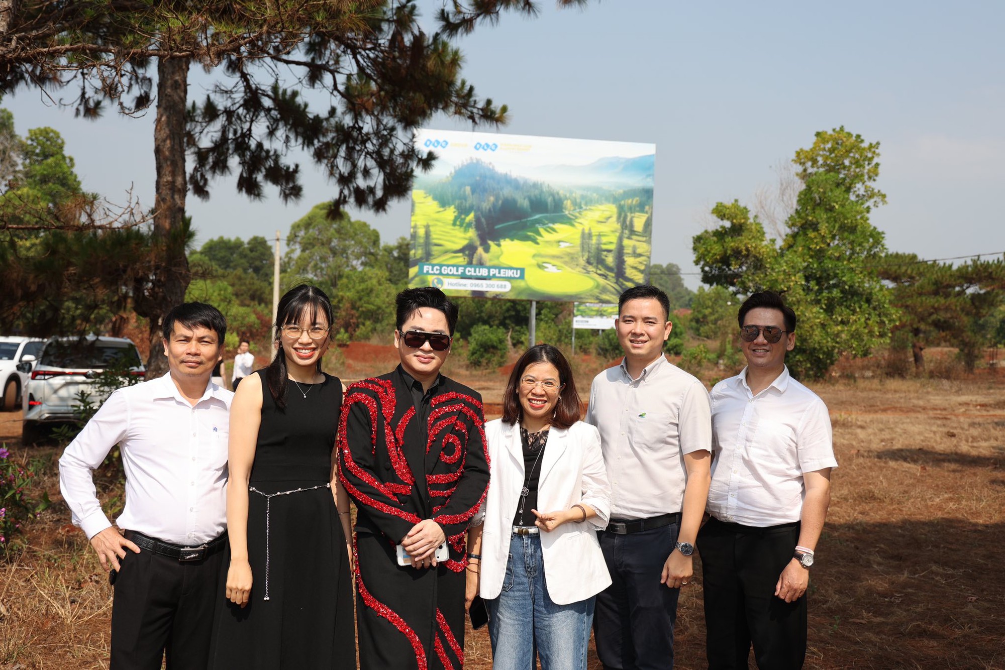 Ca sĩ Tùng Dương đi xem dự án của Chủ tịch Trịnh Văn Quyết trước khi hát tặng ông bài "Tái sinh"- Ảnh 1. Ca sĩ Tùng Dương đi xem dự án của Chủ tịch Trịnh Văn Quyết trước khi hát tặng ông bài "Tái sinh"- Ảnh 1.