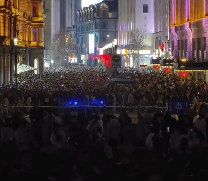 Cảnh tượng trên đường phố Trung Quốc khiến nhiều người bất ngờ, nhận xét: "Đến mức như vậy sao?"- Ảnh 2.