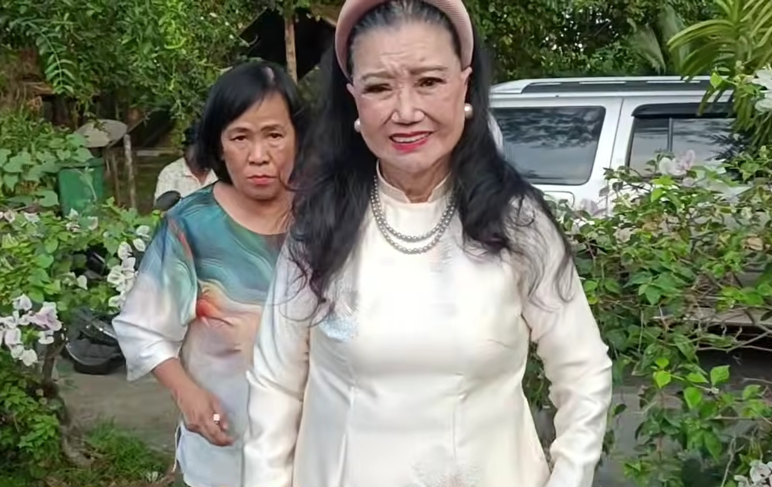 Nữ NSND quyền lực miền Nam 89 tuổi tới thăm mộ Vũ Linh, gây chú ý khi nói "mới 18 tuổi thôi"- Ảnh 1.