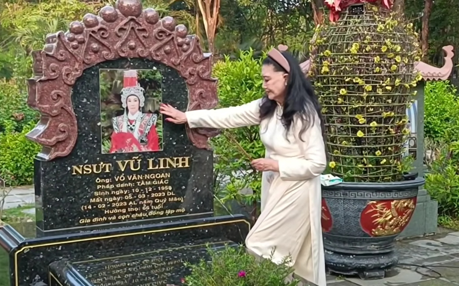 Nữ NSND quyền lực miền Nam 89 tuổi tới thăm mộ Vũ Linh, gây chú ý khi nói "mới 18 tuổi thôi"- Ảnh 2.