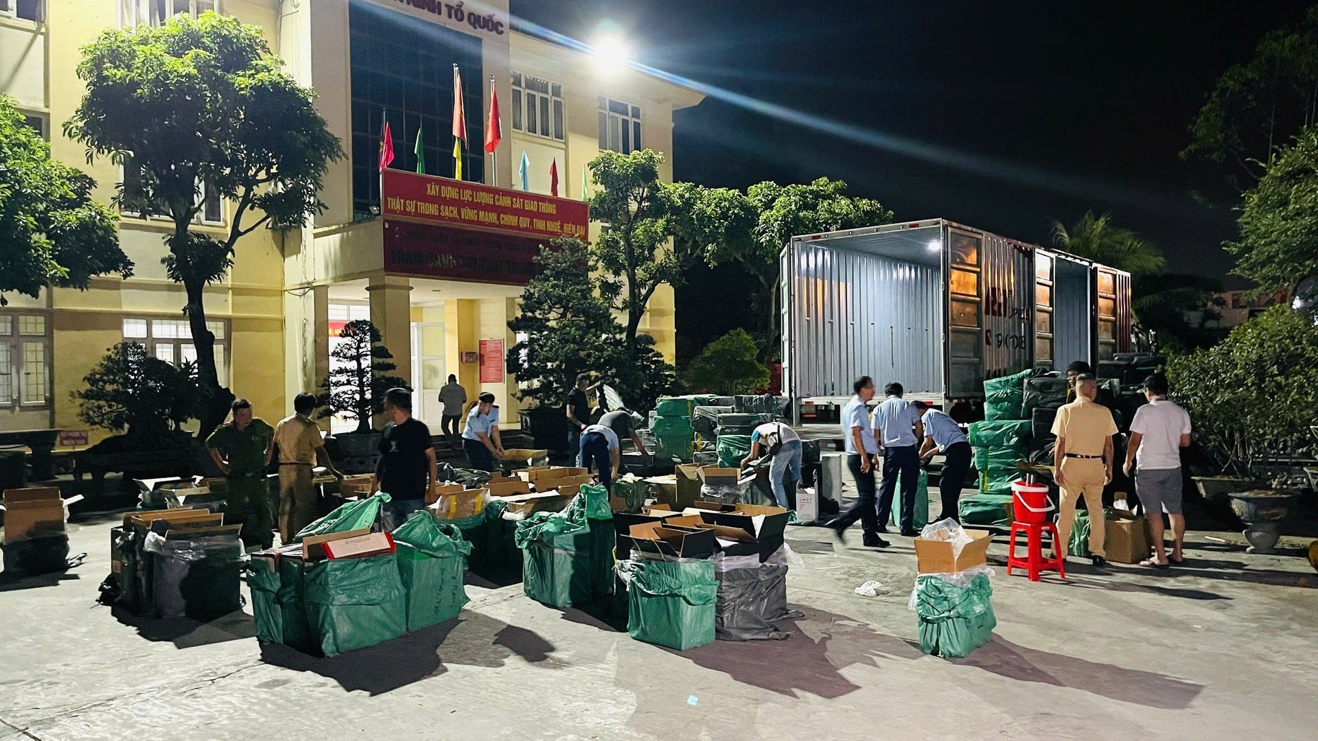Bất ngờ khám xét 1 xe container, cảnh sát kinh tế bắt quả tang hơn 224.000 bao thuốc lá lậu bí mật tuồn về Việt Nam - Ảnh 2.