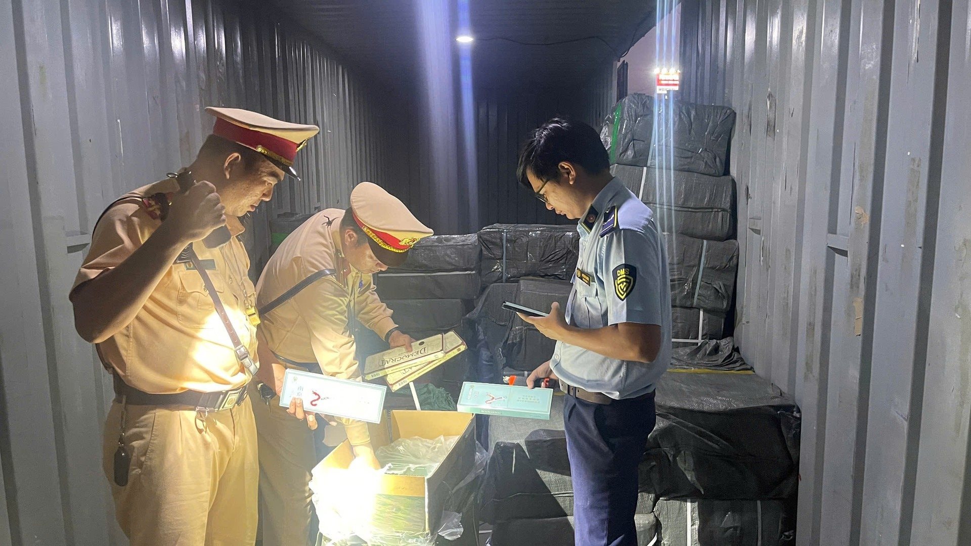 Bất ngờ khám xét 1 xe container, cảnh sát kinh tế bắt quả tang hơn 224.000 bao thuốc lá lậu bí mật tuồn về Việt Nam - Ảnh 1.