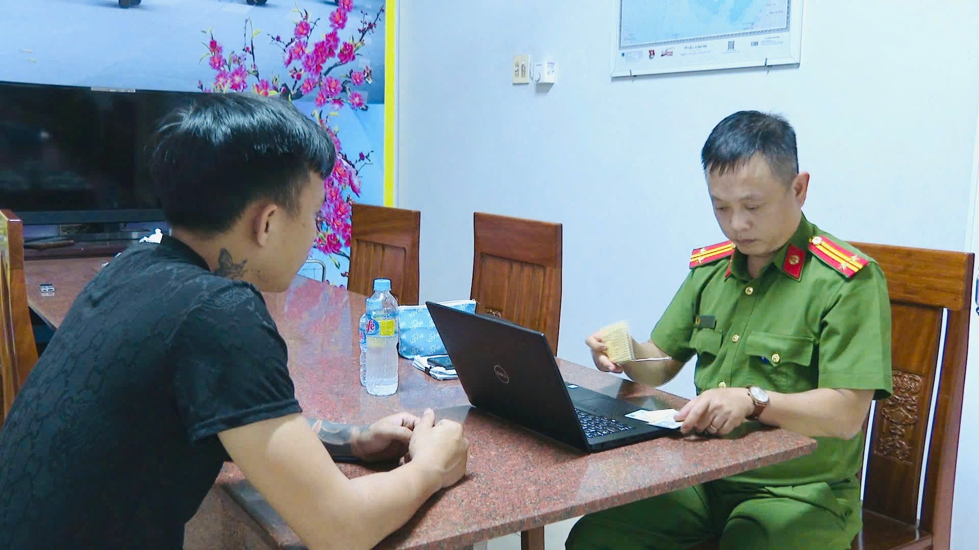 Bất ngờ khám xét 1 xe container, cảnh sát kinh tế bắt quả tang hơn 224.000 bao thuốc lá lậu bí mật tuồn về Việt Nam - Ảnh 3.