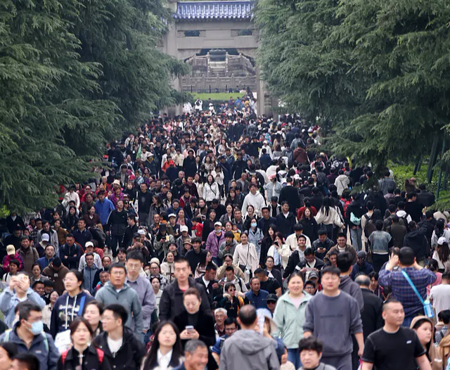 Cảnh tượng trên đường phố Trung Quốc khiến nhiều người bất ngờ, nhận xét: "Đến mức như vậy sao?"- Ảnh 4.