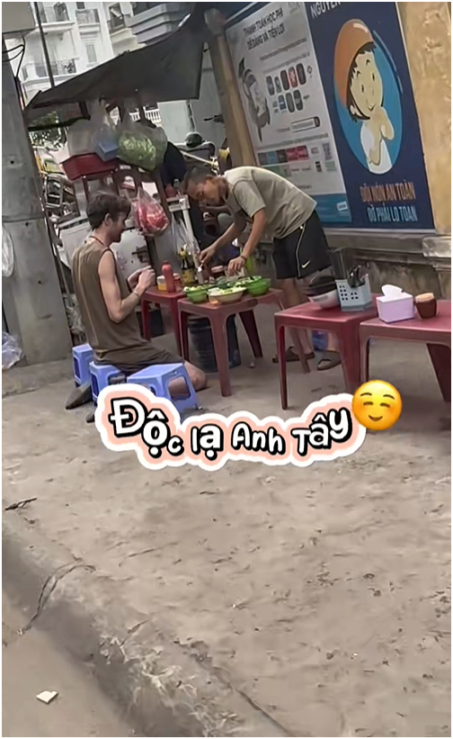 Khách Tây vừa quỳ vừa ăn ở quán vỉa hè TP.HCM: 