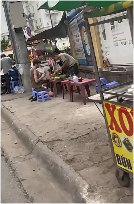 Khách Tây vừa quỳ vừa ăn ở quán vỉa hè TP.HCM: 
