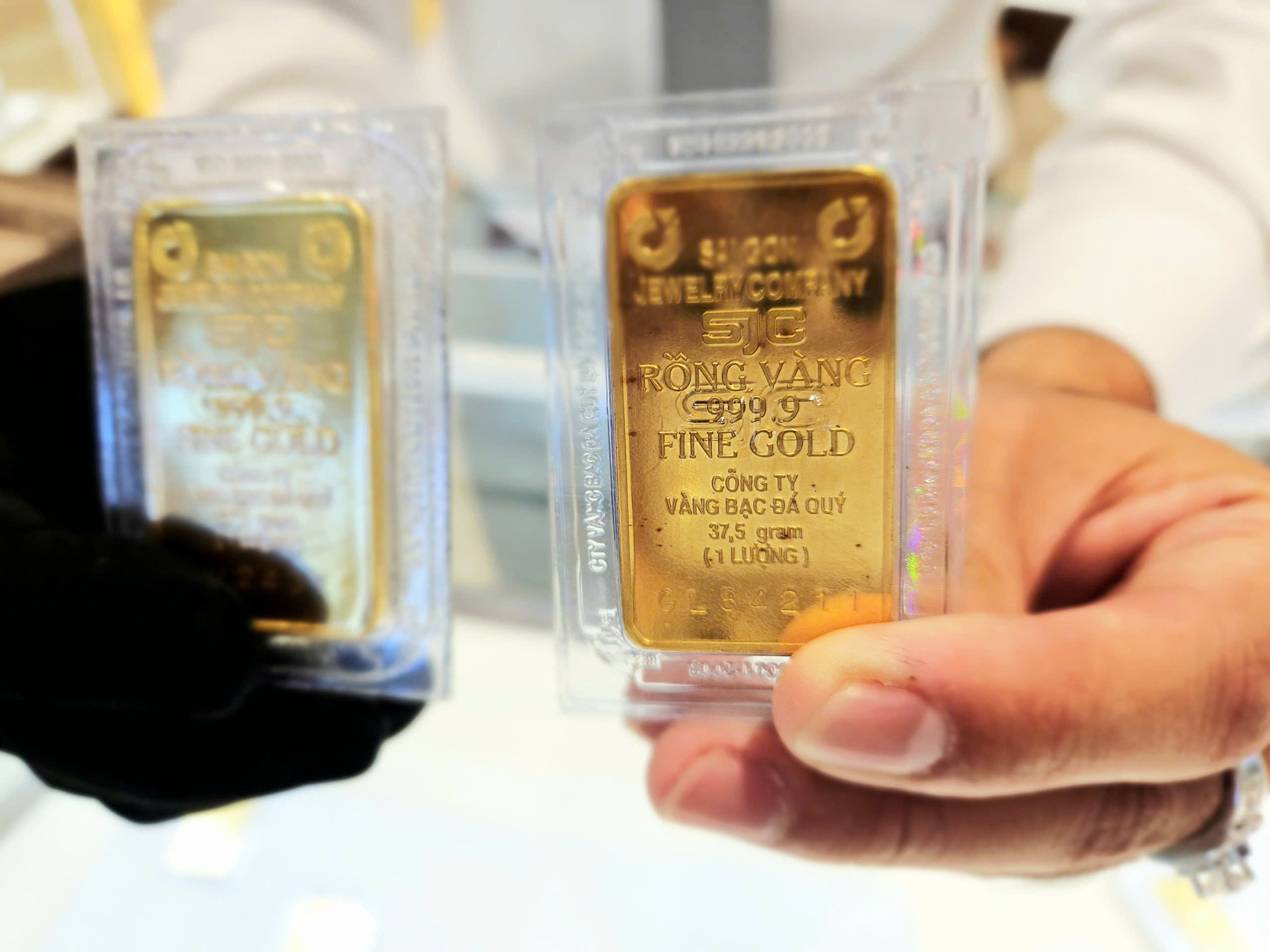 Sáng 7-4, giá vàng nhẫn trơn Bảo Tín Minh Châu thấp hơn nhiều so với vàng miếng SJC - Ảnh 1.