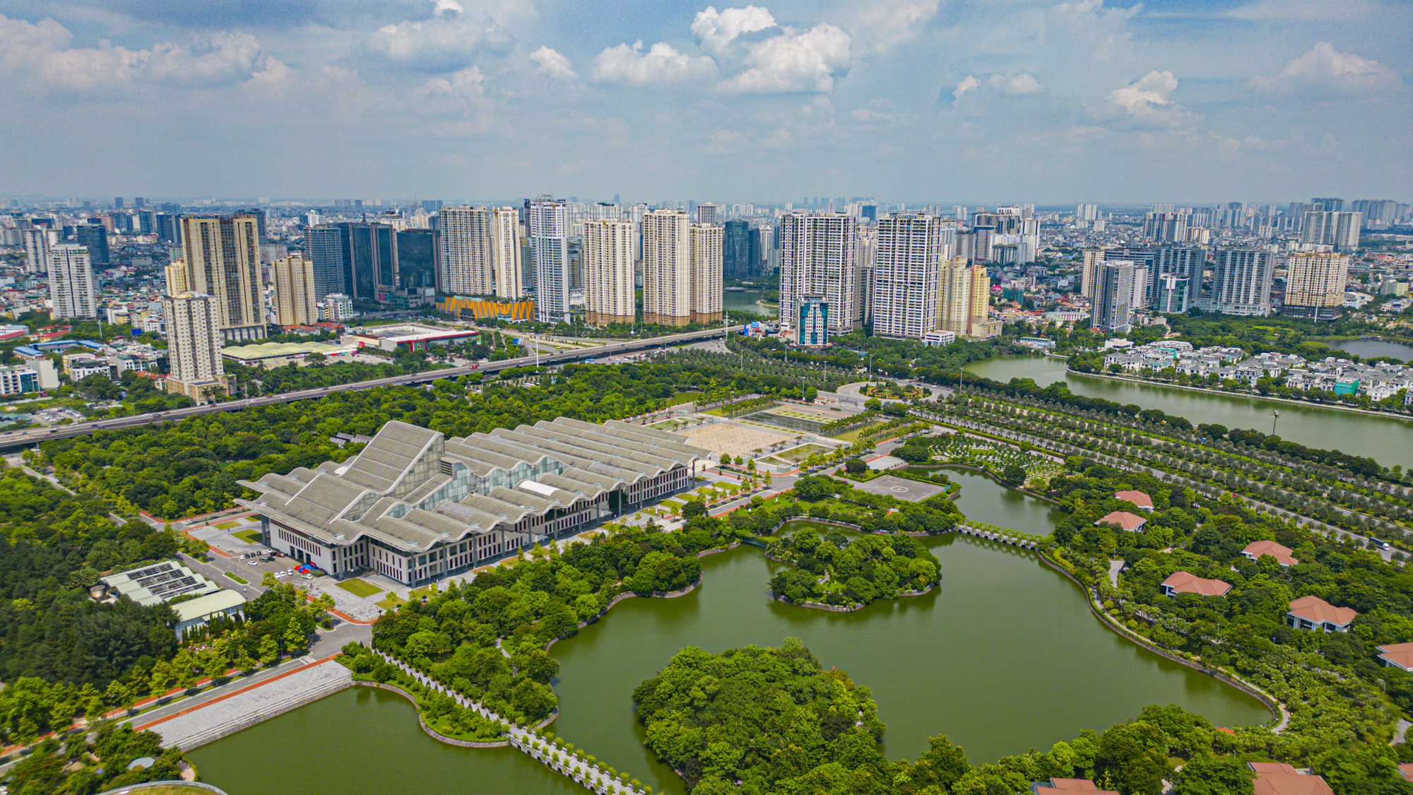 Thị trường chung cư Hà Nội dần đổi sóng: Phía Tây giảm nhiệt, Phía Đông vươn lên chiếm thị phần nhưng ẩn số còn nằm ở hướng khác - Ảnh 1.