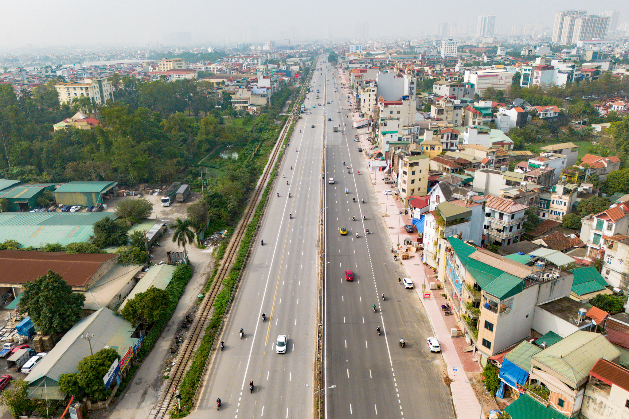 Toàn cảnh mạng lưới giao thông hàng trăm nghìn tỷ kết nối đại đô thị lớn nhất cả nước: Đường rộng 90 m, cao tốc 12 làn xe, ga lớn nhất của tuyến đường sắt 67 tỷ USD - Ảnh 2.