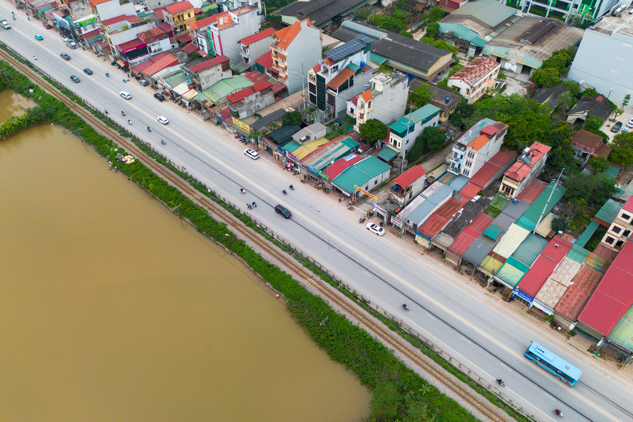 Toàn cảnh mạng lưới giao thông hàng trăm nghìn tỷ kết nối đại đô thị lớn nhất cả nước: Đường rộng 90 m, cao tốc 12 làn xe, ga lớn nhất của tuyến đường sắt 67 tỷ USD - Ảnh 3.