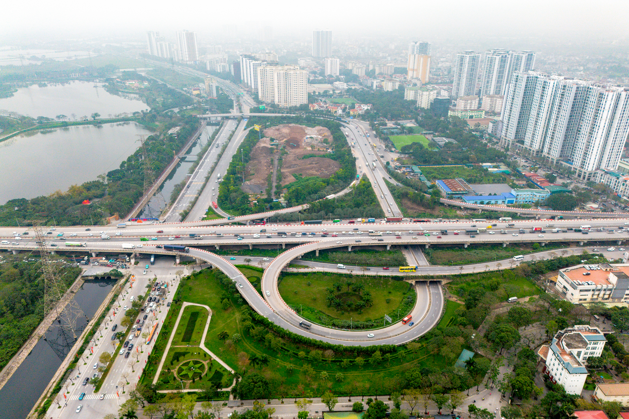 Toàn cảnh mạng lưới giao thông hàng trăm nghìn tỷ kết nối đại đô thị lớn nhất cả nước: Đường rộng 90 m, cao tốc 12 làn xe, ga lớn nhất của tuyến đường sắt 67 tỷ USD - Ảnh 5.