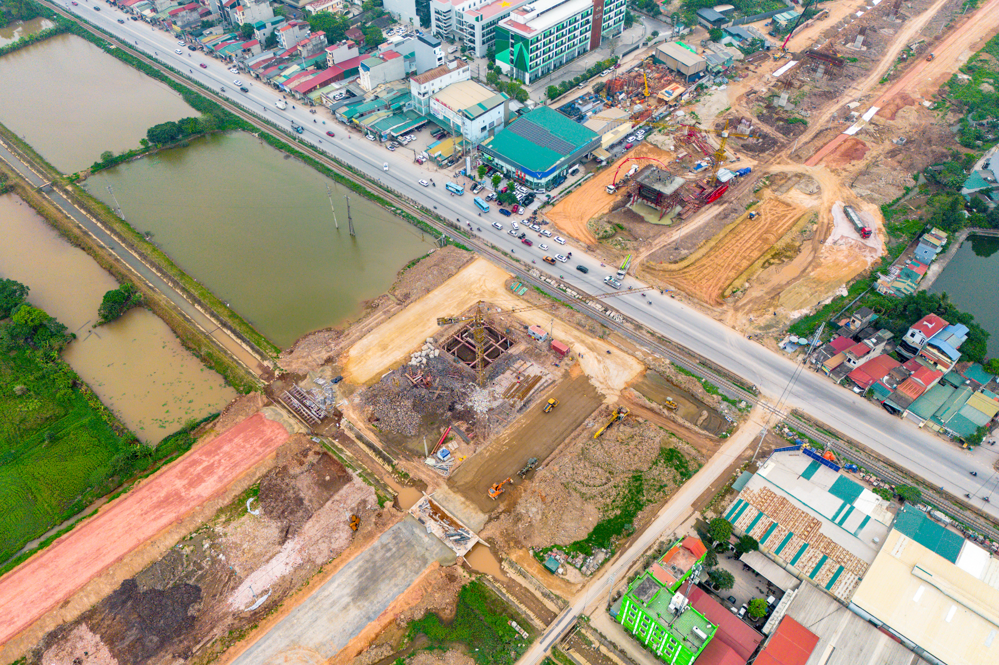 Toàn cảnh mạng lưới giao thông hàng trăm nghìn tỷ kết nối đại đô thị lớn nhất cả nước: Đường rộng 90 m, cao tốc 12 làn xe, ga lớn nhất của tuyến đường sắt 67 tỷ USD - Ảnh 8.