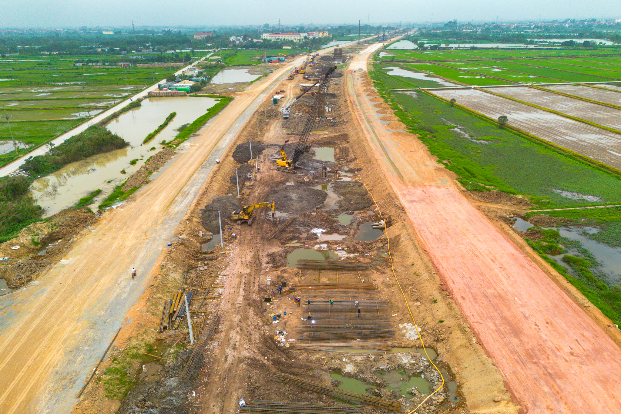 Toàn cảnh mạng lưới giao thông hàng trăm nghìn tỷ kết nối đại đô thị lớn nhất cả nước: Đường rộng 90 m, cao tốc 12 làn xe, ga lớn nhất của tuyến đường sắt 67 tỷ USD - Ảnh 9.