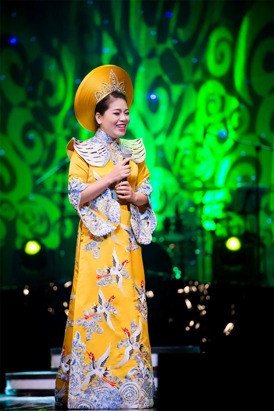 Vẻ đằm thắm, đàn bà của "nữ hoàng nhạc đỏ" là mẹ đơn thân 4 con - Ảnh 1.