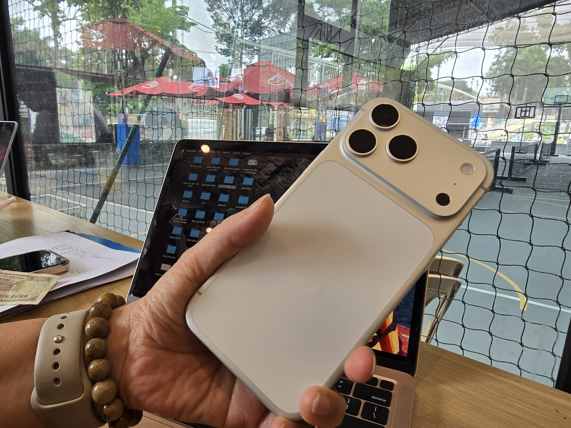 Góc cảnh giác: Đang yên đang lành tự nhiên trúng iPhone - Ảnh 1.