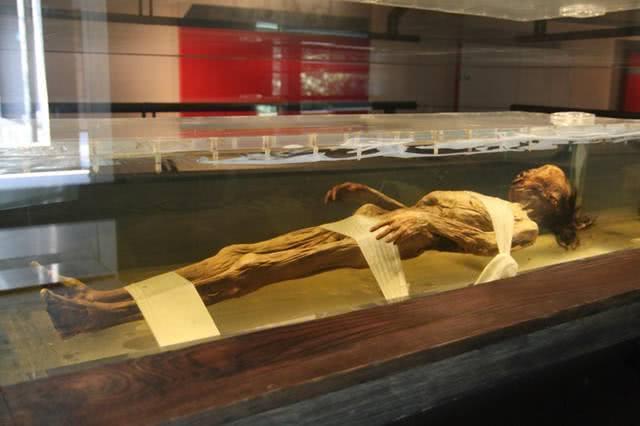 Phát hiện gói mỳ được sản xuất năm 1994 trong mộ cổ hơn 2.000 tuổi, chuyên gia ngay lập tức gọi cảnh sát - Ảnh 3.