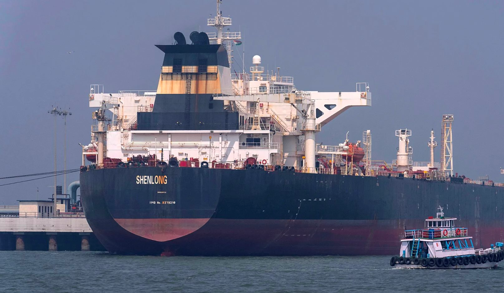 2 tàu chở hơn 100.000 tấn hàng đầu tiên được đi qua eo biển Hormuz ngay sau lệnh ngừng bắn- Ảnh 1.