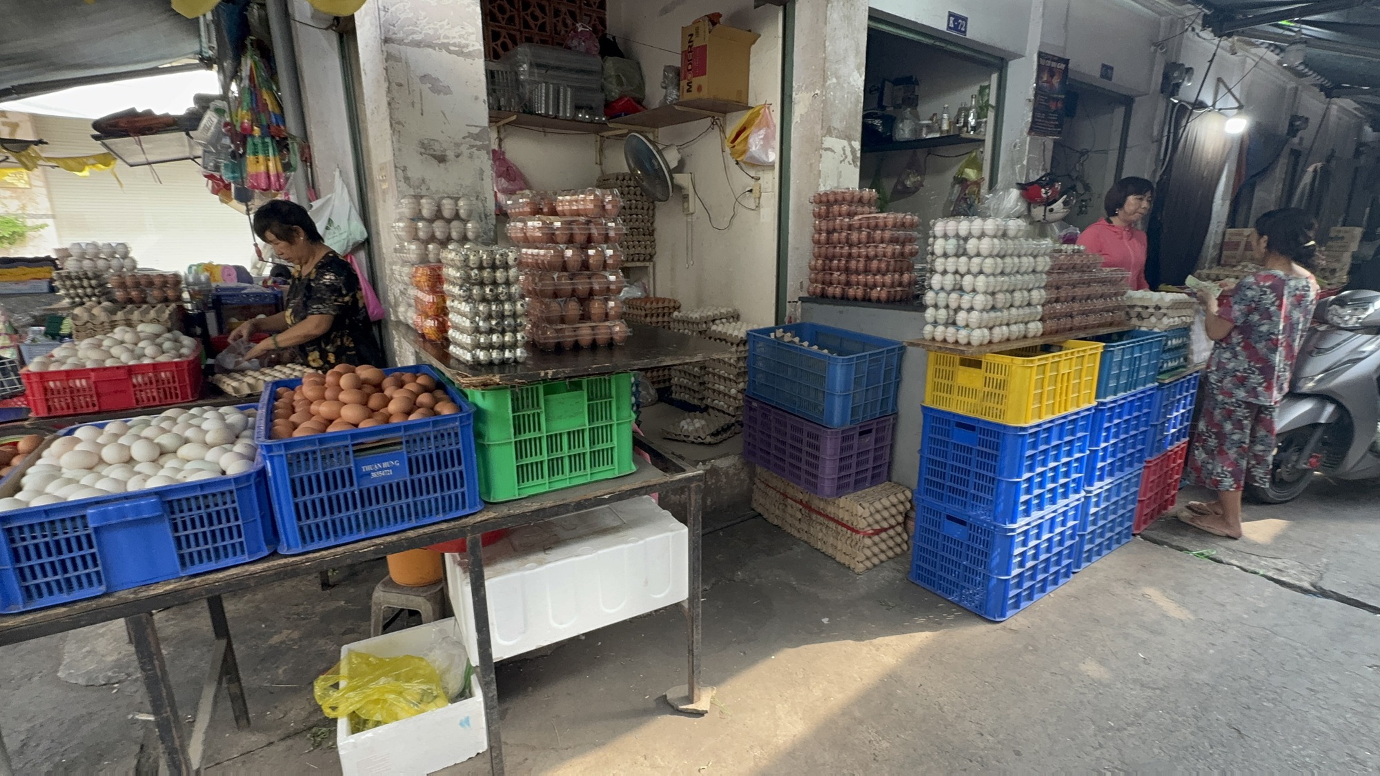 Cùng một loại rau, giá chợ lẻ cao gấp 2-3 lần chợ đầu mối - Ảnh 1.