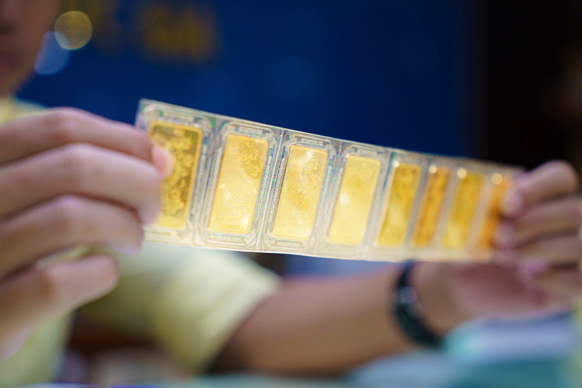 Cuối ngày 8-4, giá vàng nhẫn tại SJC, Bảo Tín Minh Châu, Mi Hồng rớt hàng triệu đồng - Ảnh 1.