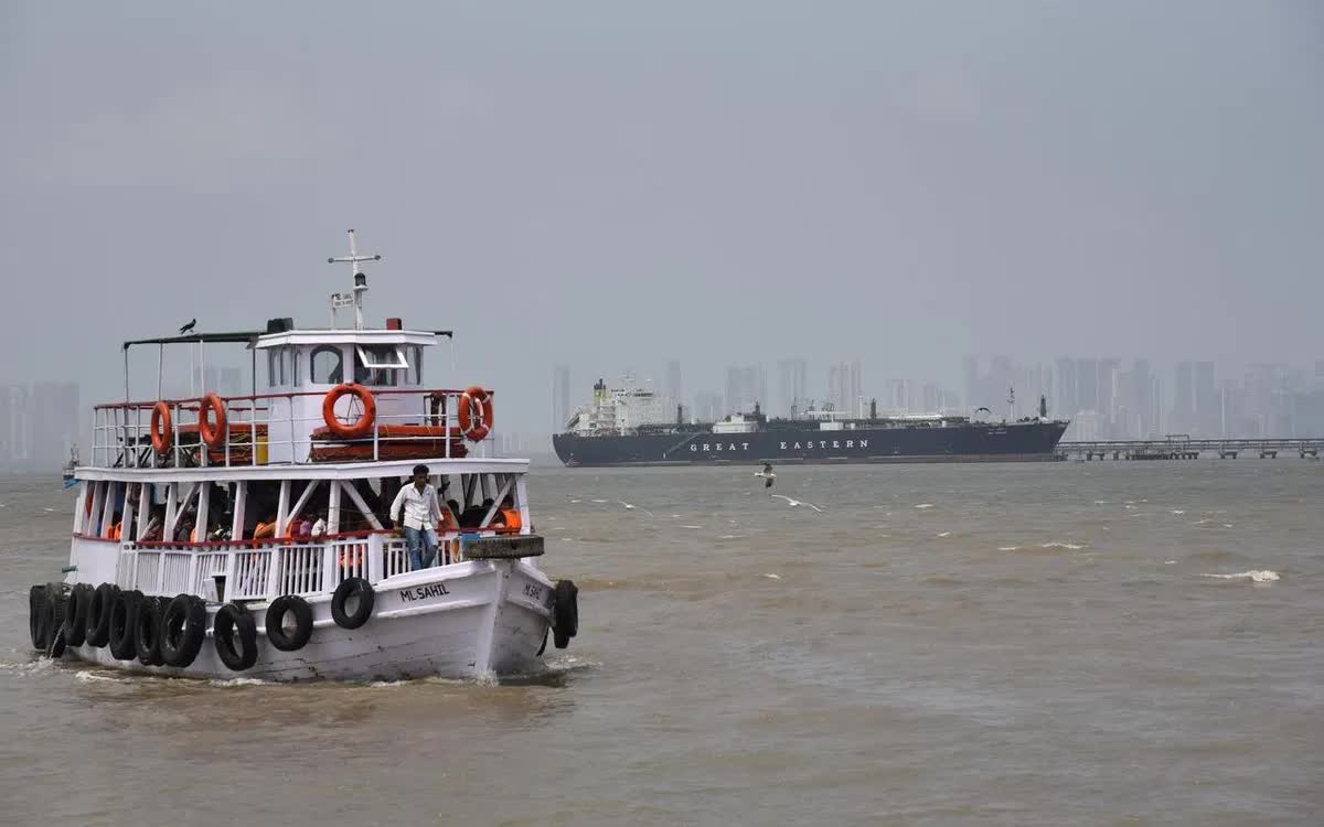 Tàu chở khí hóa lỏng LPG Jag Vasant, sau khi đi qua eo biển Hormuz, được nhìn thấy tại cảng Mumbai ở Ấn Độ, ngày 1/4/2026. (Ảnh: AA)