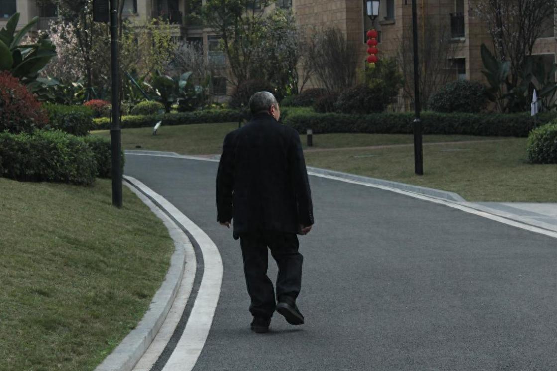 Có lương hưu nhưng sống cô đơn: Nhiều người về già giữ tiền quá chặt và phải trả giá bằng những năm tháng lặng lẽ - Ảnh 1.