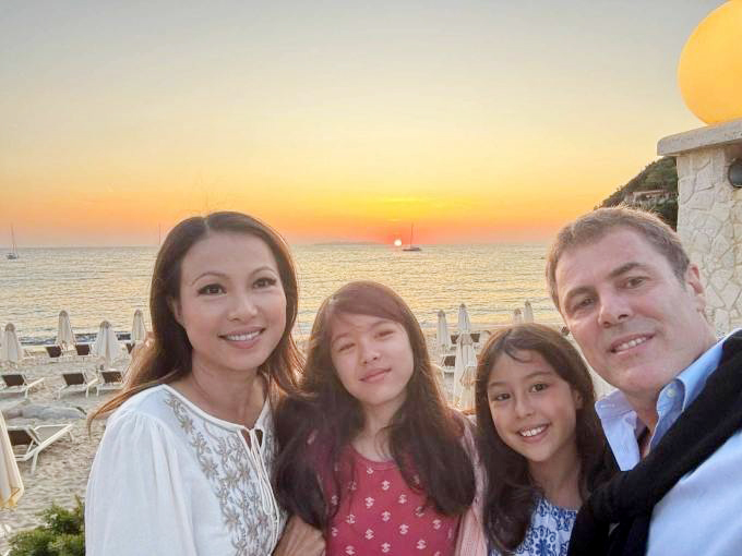 "Hoa hậu giàu bậc nhất Việt Nam" sau khi rời showbiz, bán hết tài sản ở Việt Nam, cuộc sống viên mãn tuổi ngoài 50 - Ảnh 8.