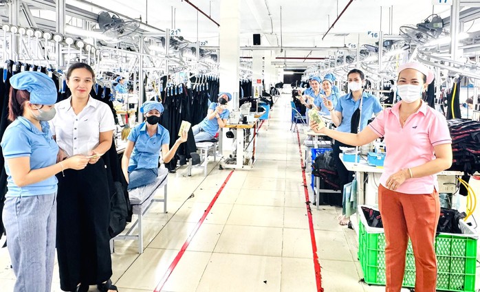 Một công ty ở Đà Nẵng chi hơn 2 tỉ đồng hỗ trợ tiền xăng cho công nhân- Ảnh 1.