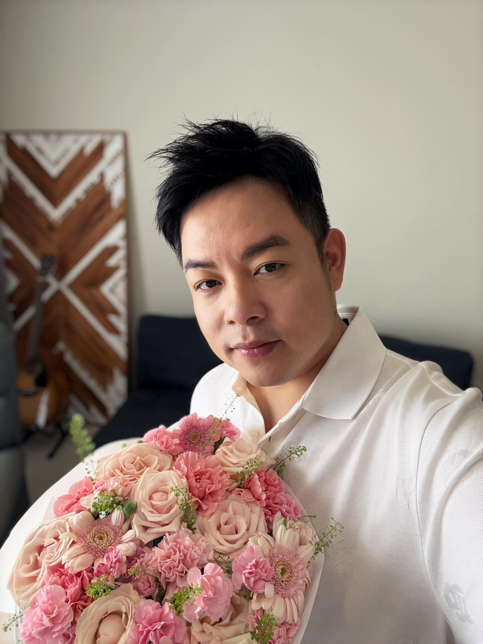 Nam ca sĩ Việt 47 tuổi một đời vợ, có nhà từ Mỹ tới Việt Nam, lộ số dư 31 tỷ mở lòng: "Inbox nhé" - Ảnh 1.