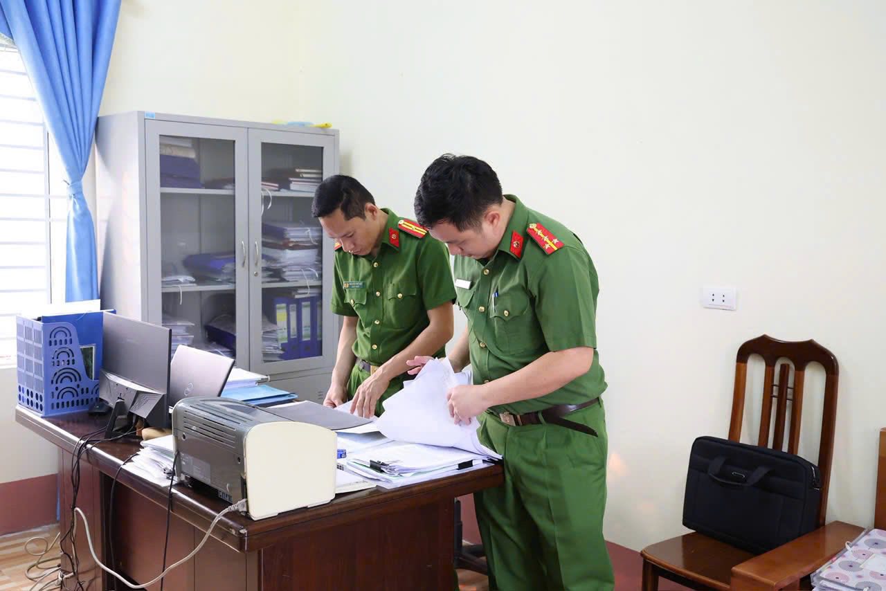 Chân dung Hiệu trưởng Trần Thu Đông và kế toán Hoàng Thị Xuân Hòa vừa bị bắt giam, khám xét khẩn cấp - Ảnh 13.