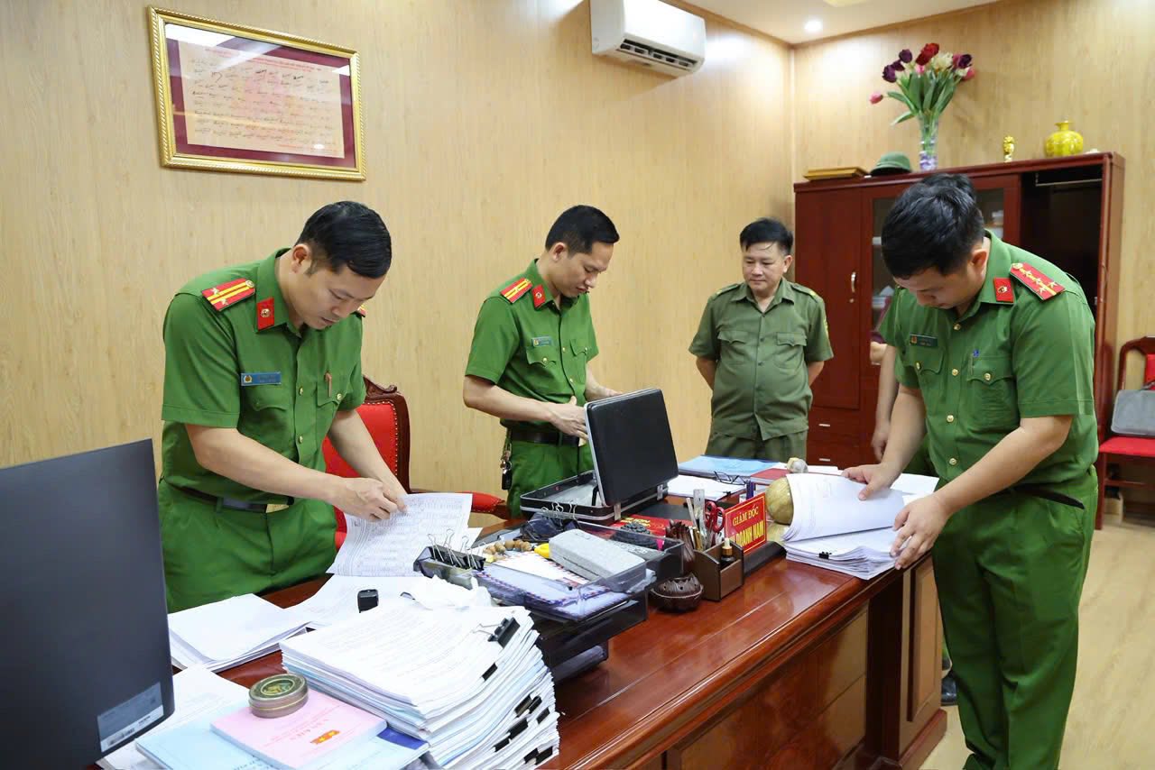 Chân dung Hiệu trưởng Trần Thu Đông và kế toán Hoàng Thị Xuân Hòa vừa bị bắt giam, khám xét khẩn cấp - Ảnh 8.