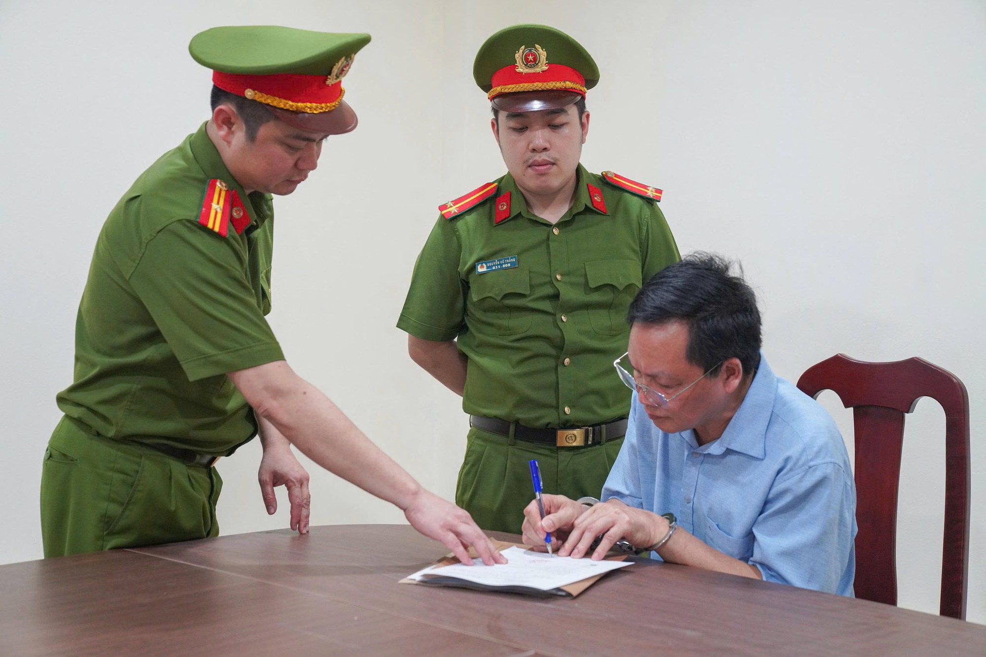 Chân dung Hiệu trưởng Trần Thu Đông và kế toán Hoàng Thị Xuân Hòa vừa bị bắt giam, khám xét khẩn cấp - Ảnh 5.