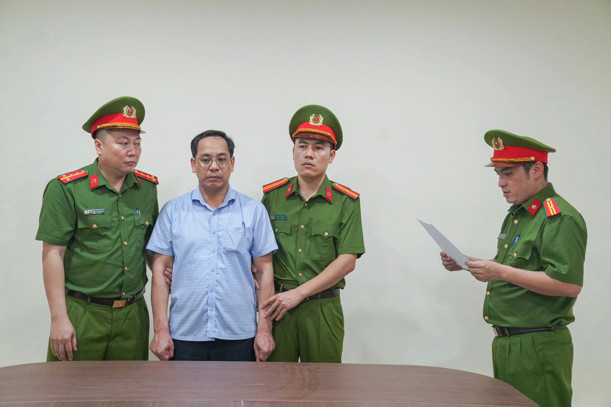 Chân dung Hiệu trưởng Trần Thu Đông và kế toán Hoàng Thị Xuân Hòa vừa bị bắt giam, khám xét khẩn cấp - Ảnh 1.