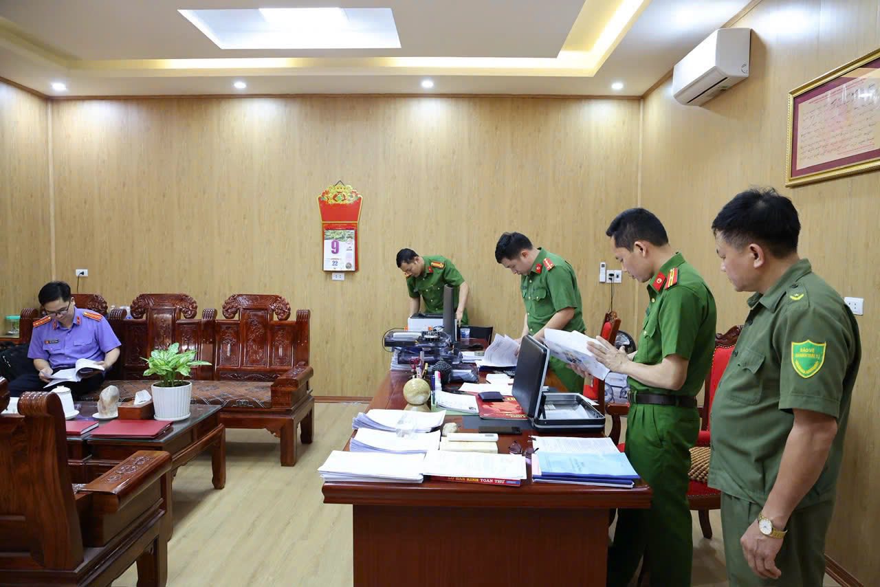 Chân dung Hiệu trưởng Trần Thu Đông và kế toán Hoàng Thị Xuân Hòa vừa bị bắt giam, khám xét khẩn cấp - Ảnh 11.