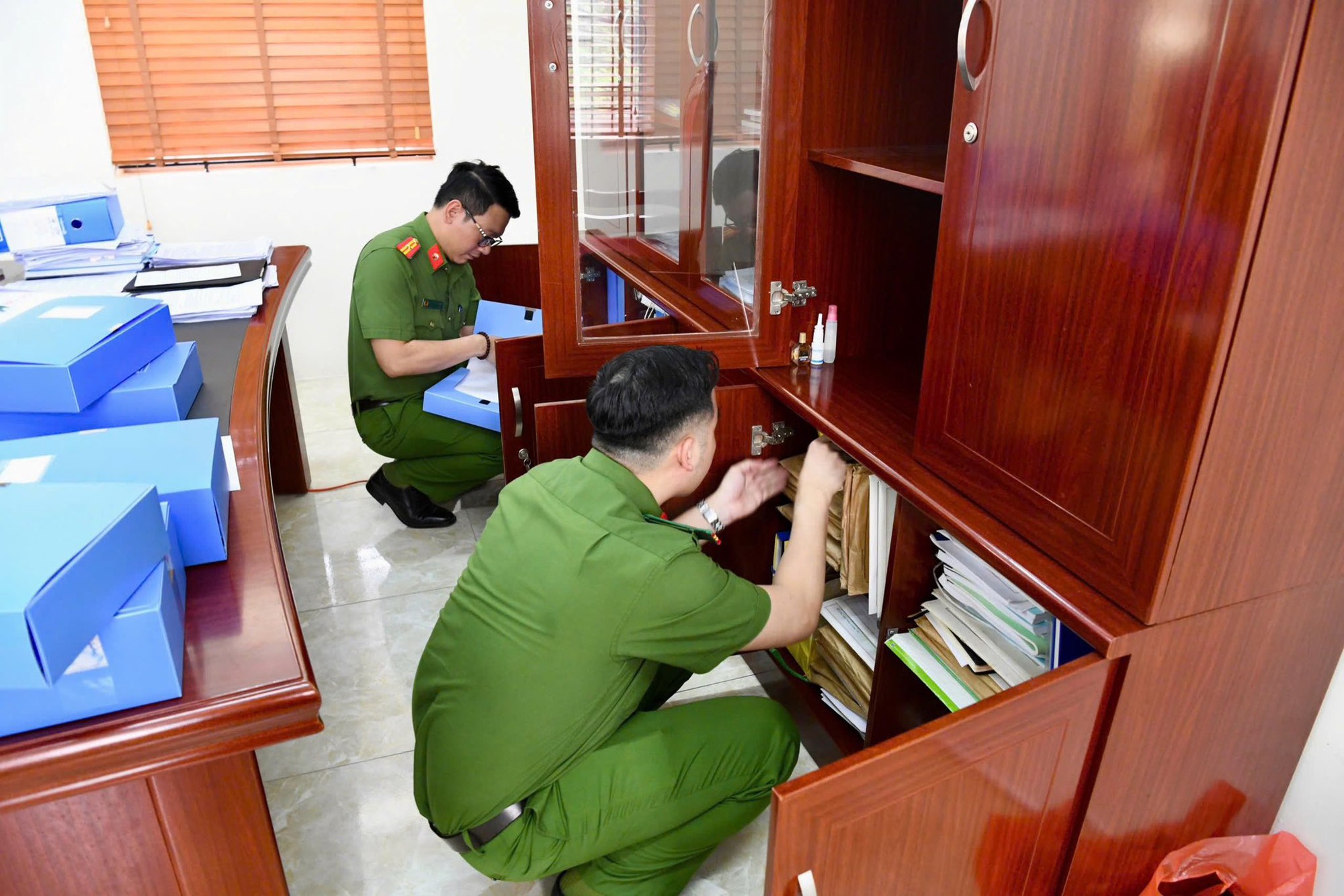 Chân dung Hiệu trưởng Trần Thu Đông và kế toán Hoàng Thị Xuân Hòa vừa bị bắt giam, khám xét khẩn cấp - Ảnh 15.